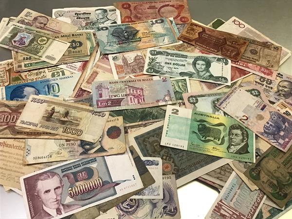 A large collection of Continental and World bank notes including Bank of Malaysia, Australia,