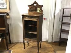 An Edwardian beech ledgeback mirror back display cabinet, the top with carved floral surmount and