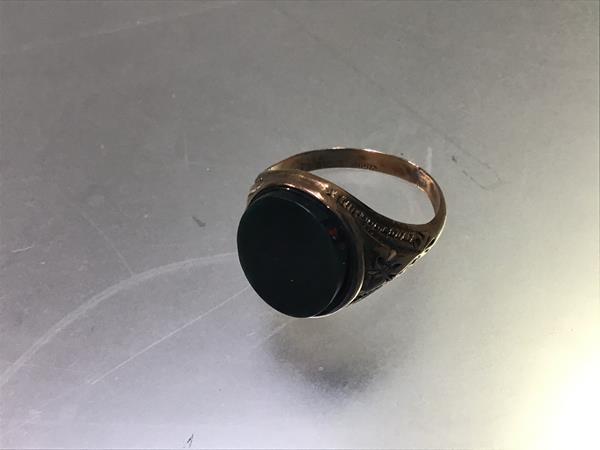 A yellow metal oval bloodstone mounted signet style ring (shank cut and repaired) (R) (3.29g)