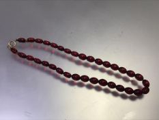 A red graduated amber bead necklace with yellow metal clip fastening (19cm) (19.87g)