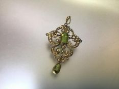 An Edwardian 15ct gold peridot and seed pearl brooch/pendant