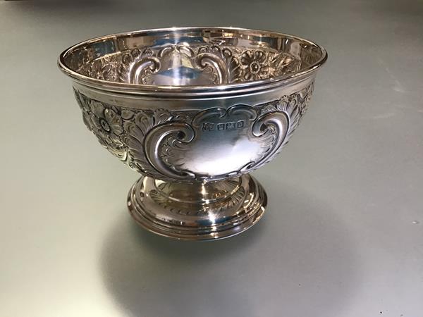 An Edwardian silver sweetmeat bowl, Fenton Brothers, Sheffield 1906, chased with Rococo scrolls