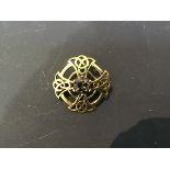 An amethyst set 9ct gold circular Celtic style brooch (5.1g) (d.2.5cm)