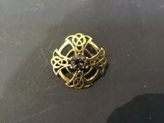 An amethyst set 9ct gold circular Celtic style brooch (5.1g) (d.2.5cm)