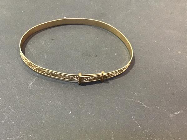 A lady's yellow metal expanding engraved bracelet, marked 9ct (5.2g)