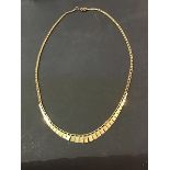 A graduated yellow metal necklace marked 9ct (4g) (l.40cm)