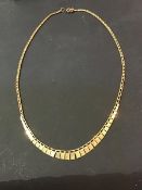 A graduated yellow metal necklace marked 9ct (4g) (l.40cm)