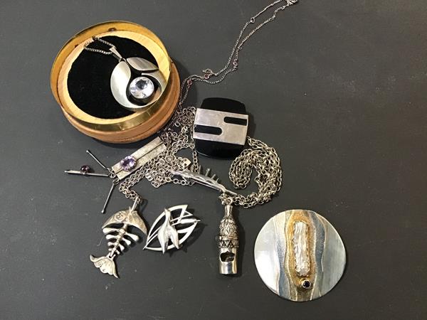 A mixed lot of white metal and silver jewellery including a circular white metal brooch/pendant, a