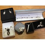 A mixed lot comprising white metal and silver jewellery including a bracelet, pendant and earring