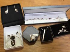 A mixed lot comprising white metal and silver jewellery including a bracelet, pendant and earring