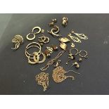 A mixed lot of mainly yellow metal earrings, chains and pendants etc. (a lot) (approx 30.5g)