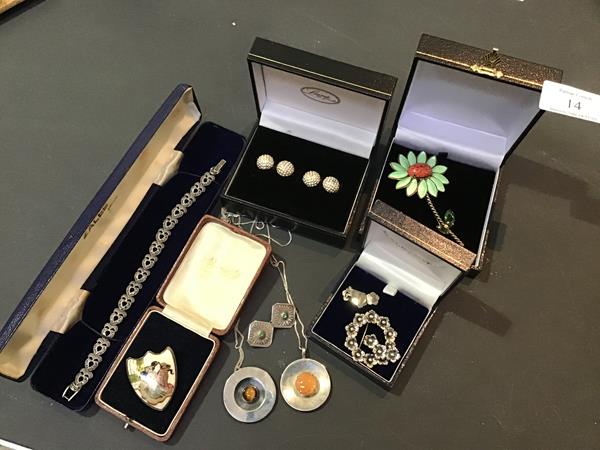 A mixed lot of jewellery including vintage silver stone set pendants on chains, a pair of