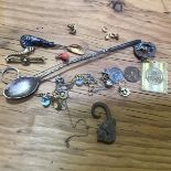 A mixed lot of jewellery including chains, pendants etc., including a gold bar brooch marked 15ct, a