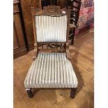 An Edwardian oak framed nursing chair, with upholstered back and seat, on turned supports (93cm x