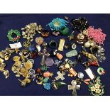 A mixed lot of jewellery, mainly pendants and brooches including Chinese style soapstone pendants