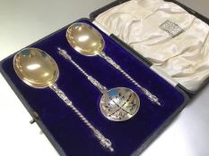 A cased set of three Edwardian silver fruit servers and sifting spoon, William Hutton & Sons Ltd,