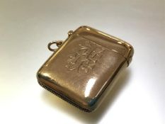 An Edwardian 9ct gold vesta case, Birmingham 1903, of characteristic form, engraved with a monogram.