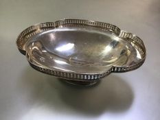 A George V silver comport, John Raunds, Sheffield 1912, of shaped oval form, with pierced gallery,
