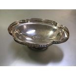 A George V silver comport, John Raunds, Sheffield 1912, of shaped oval form, with pierced gallery,