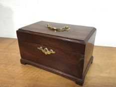 A George III mahogany tea caddy, the hinged cover with brass bale handle, on bracket feet. 13.5cm by