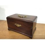 A George III mahogany tea caddy, the hinged cover with brass bale handle, on bracket feet. 13.5cm by