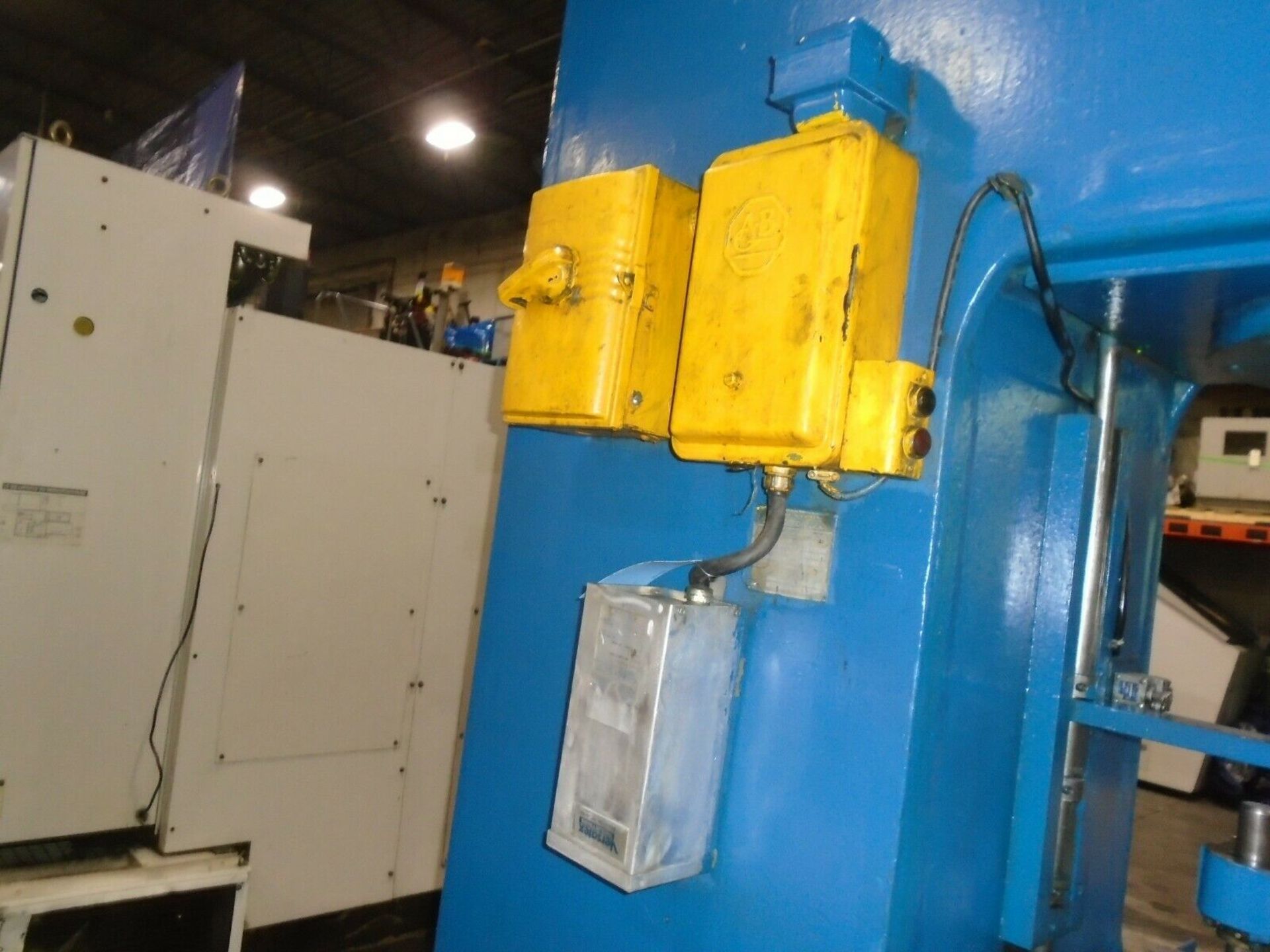 Denison 50 Ton Hydraulic Press With 18 Die Sets - Image 6 of 10