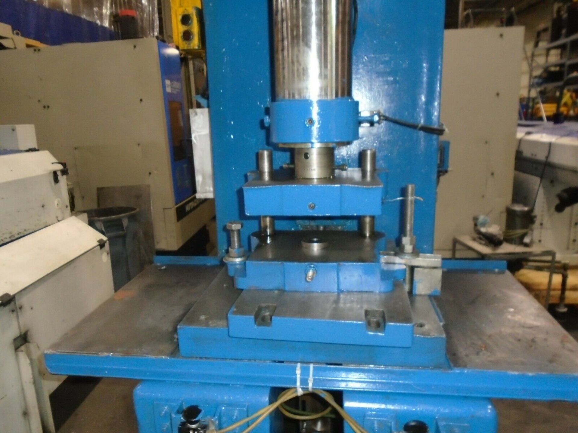 Denison 50 Ton Hydraulic Press With 18 Die Sets - Image 4 of 10