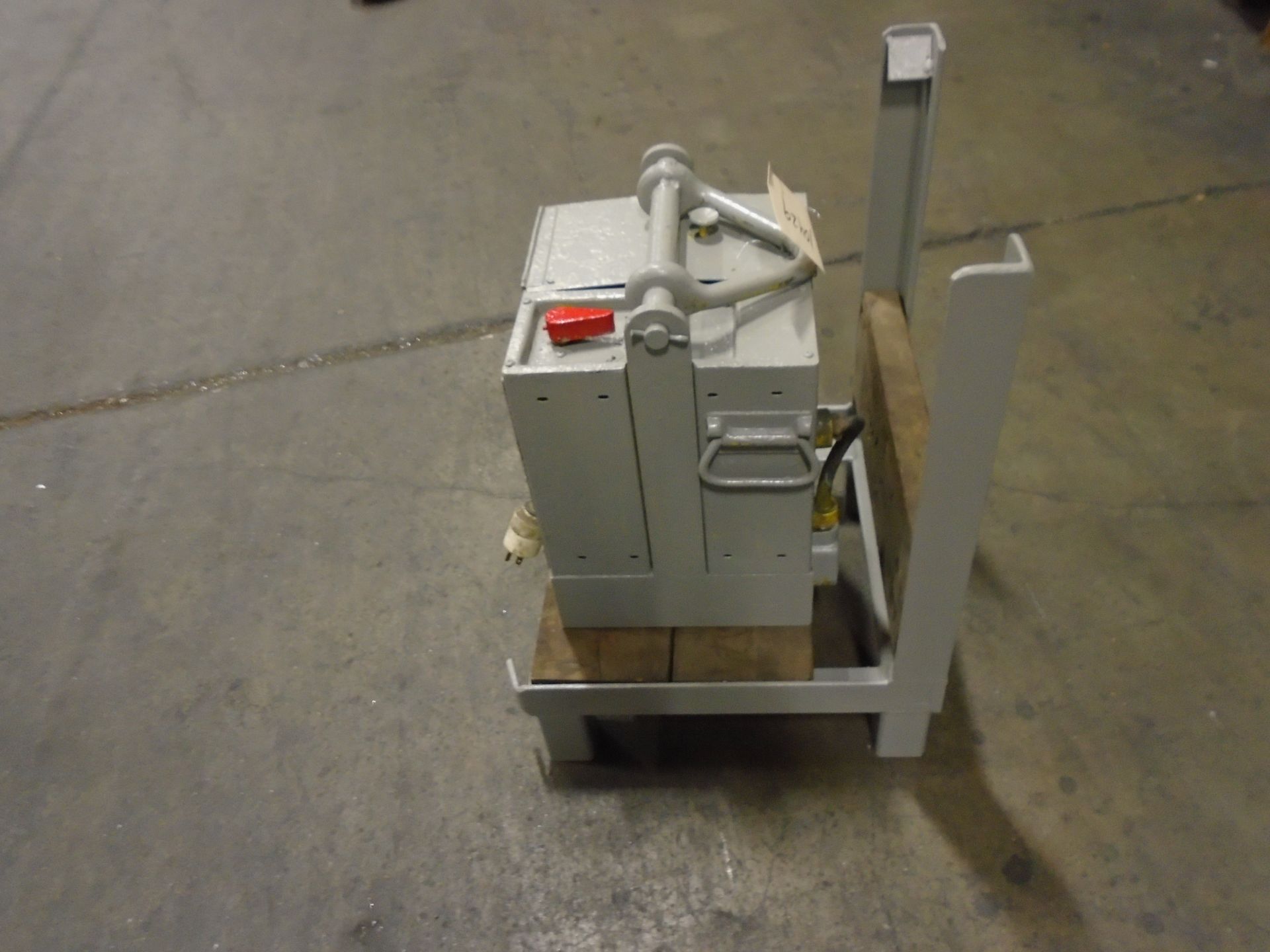 Magnaligt LM-2 Crane Electromagnet 2,500 Lbs. Capacity With Charger - Image 2 of 7