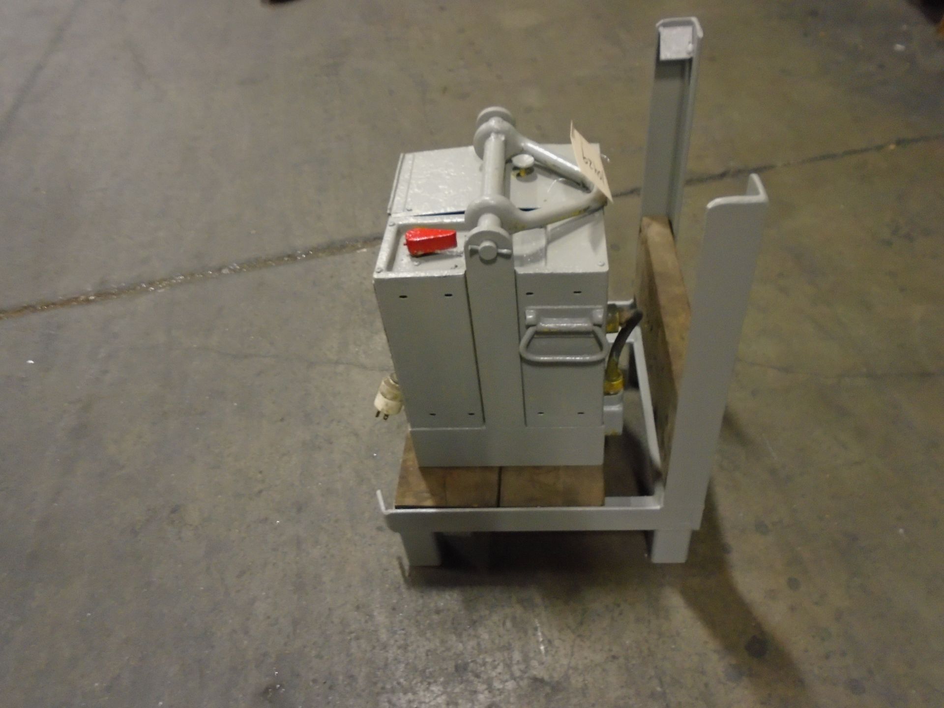 Magnaligt LM-2 Crane Electromagnet 2,500 Lbs. Capacity With Charger 110V Brand New Battery Stand - Image 2 of 7