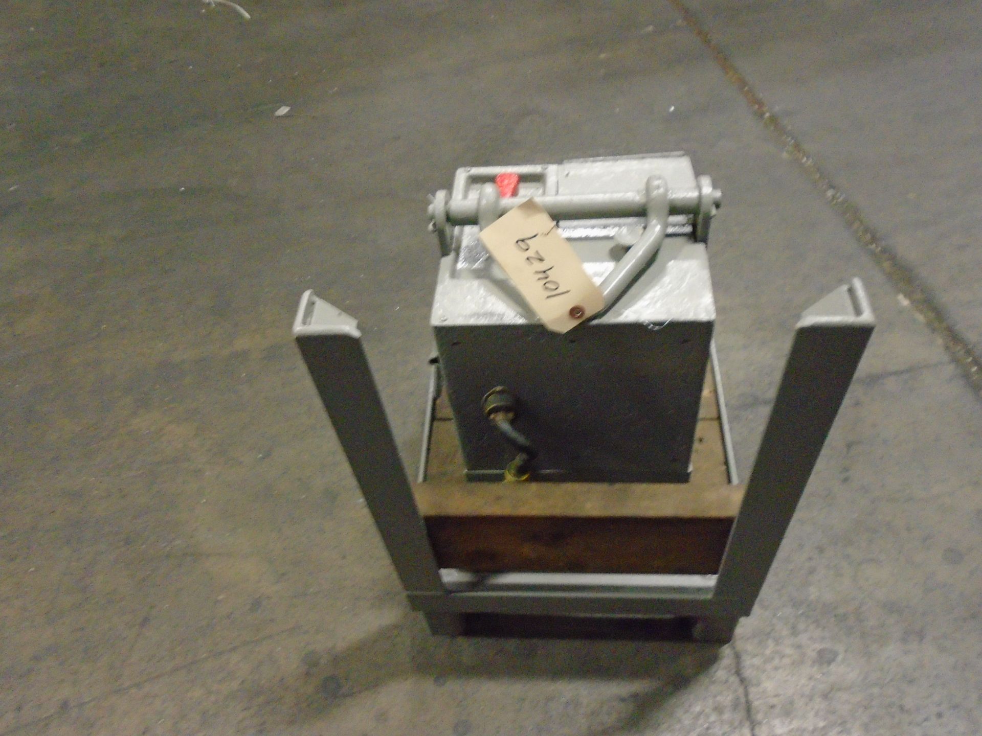 Magnaligt LM-2 Crane Electromagnet 2,500 Lbs. Capacity With Charger 110V Brand New Battery Stand - Image 3 of 7