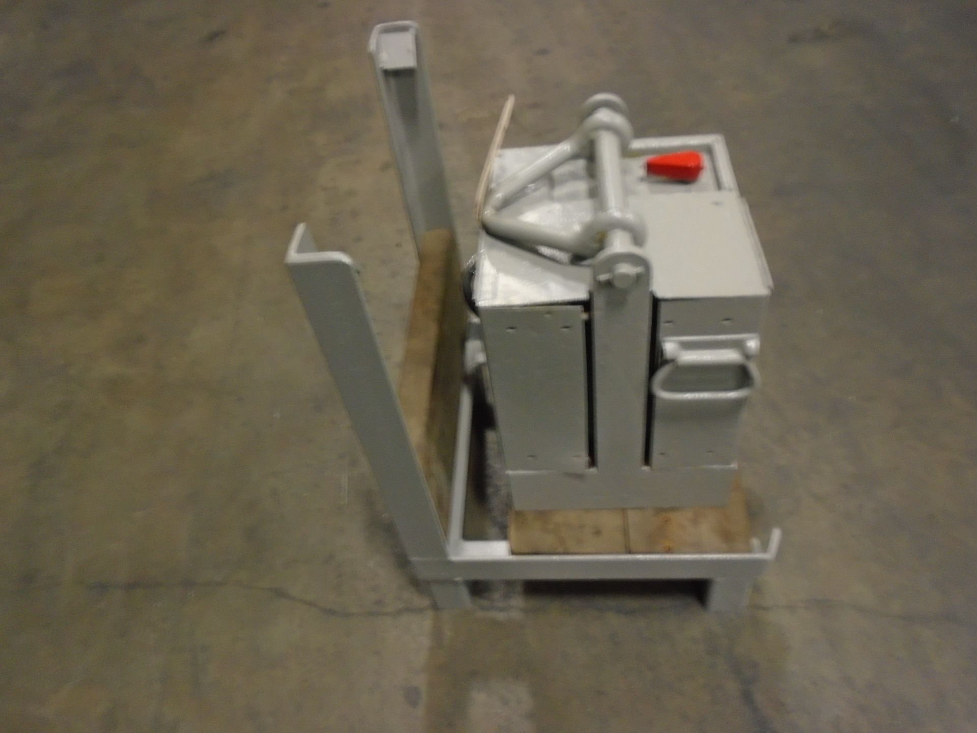 Magnaligt LM-2 Crane Electromagnet 2,500 Lbs. Capacity With Charger 110V Brand New Battery Stand - Image 4 of 7