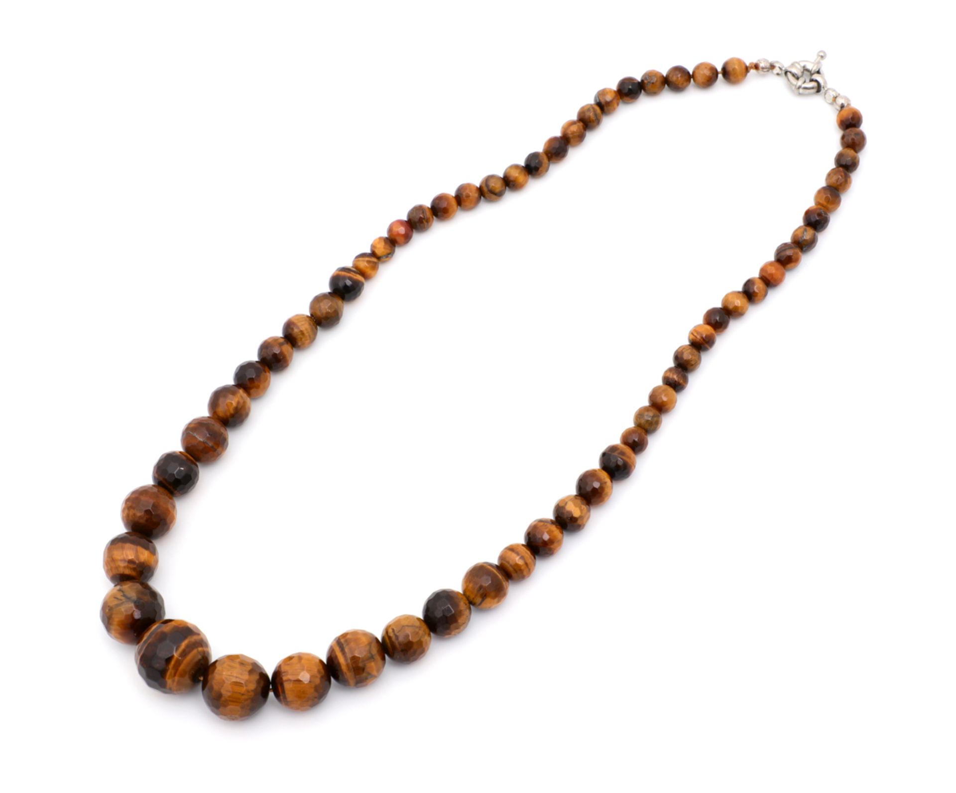A TIGER EYE NECKLACE Tiger eye faceted beads, 20th/21st Century, metal clasp. Dim.: 44 cm.