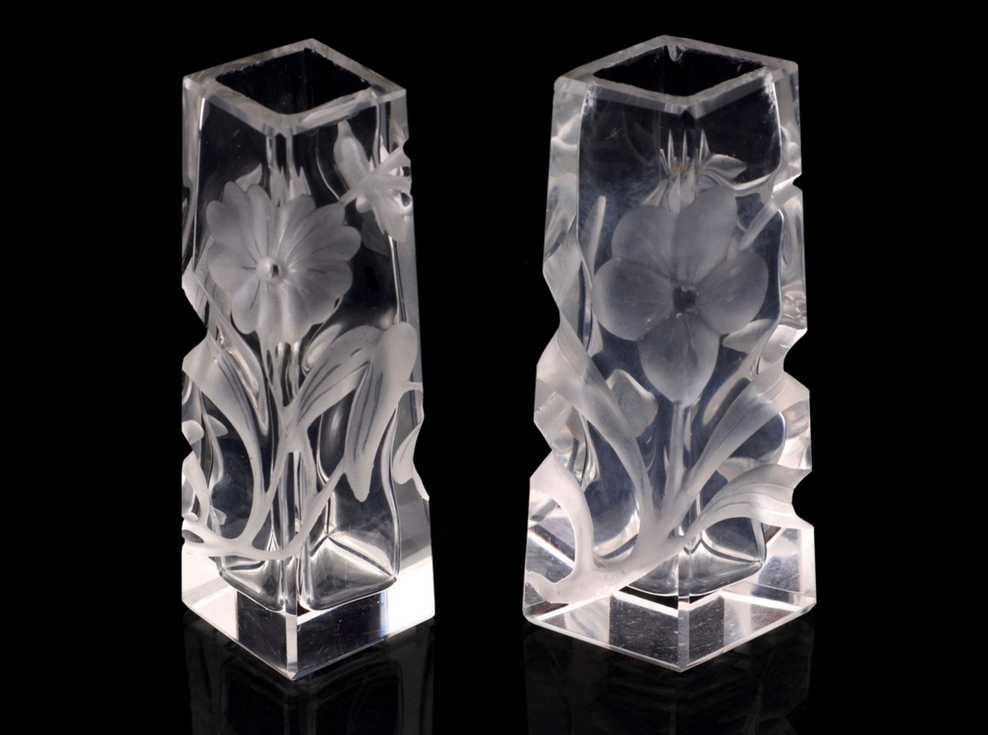 A SMALL PAIR OF MOSER KARLSBAD VASES Moser Karlsbad glass, engraved decoration with flowers. Czech