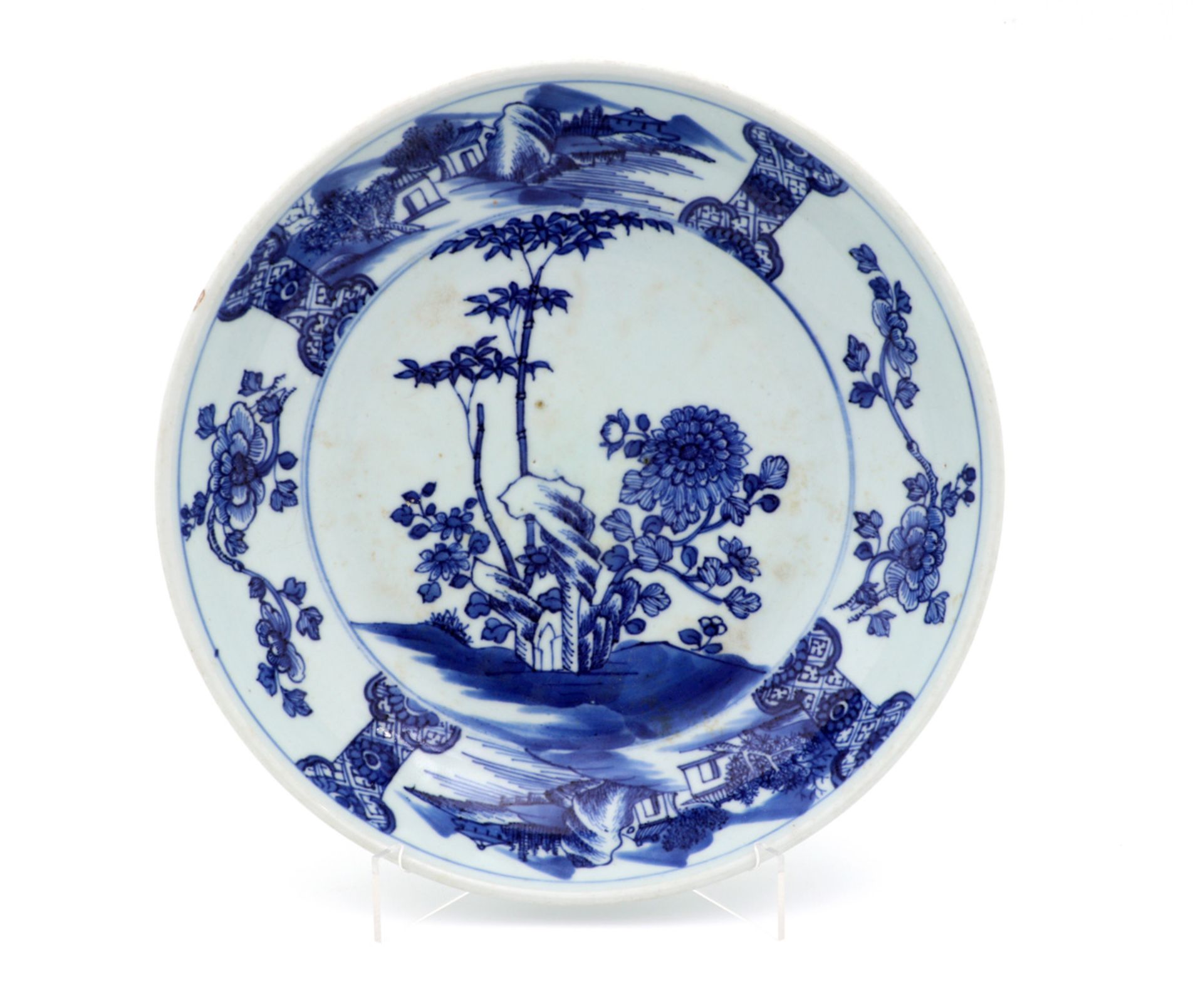 A CHINESE PORCELAIN SAUCER Chinese porcelain, 20th Century, blue and white decoration depicting