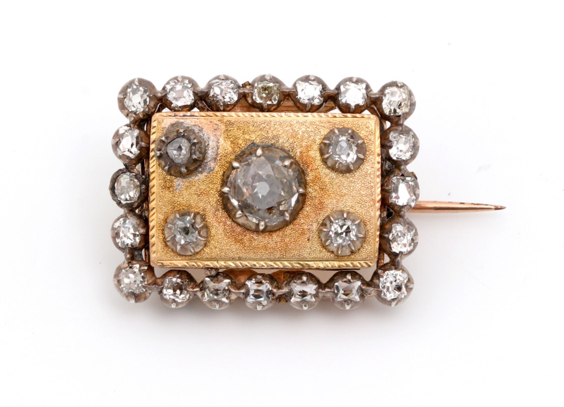 A BROOCH Gold and silver, set with 25 old brilliant cut diamonds (approx. weight: 0.90 ct.),