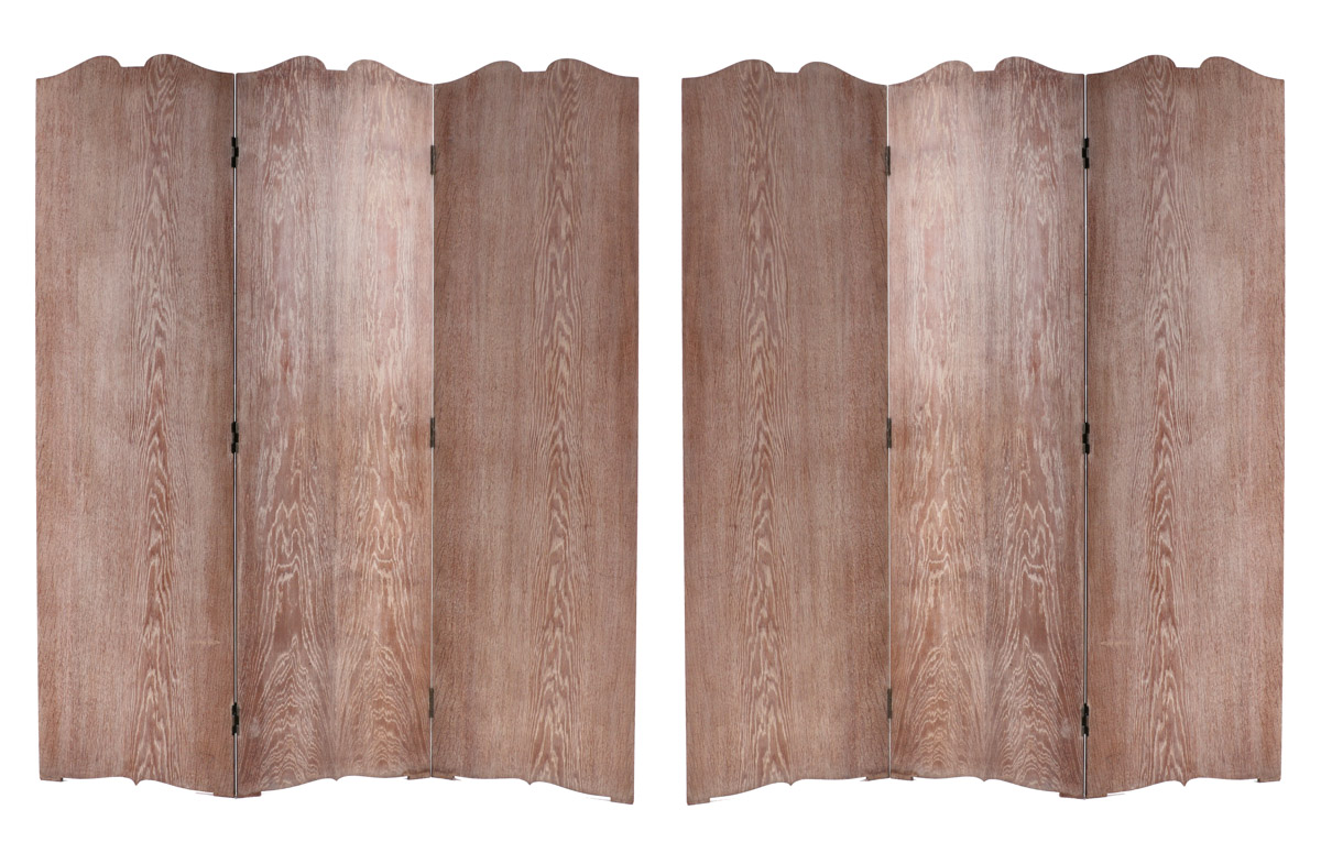 A PAIR OF SCREENS Three leaves, limed chêne blanchi oak. Defects. Dim. (each leaf): 172x50.5 cm.