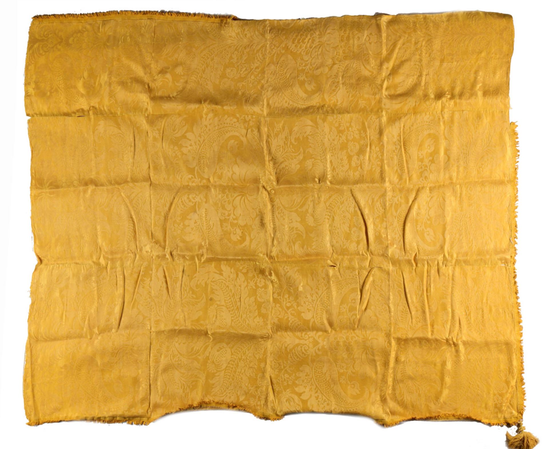 A COVERLET Imperial yellow damask. Portugal, 19th Century. Many losses and defects. Dim.: 195x230