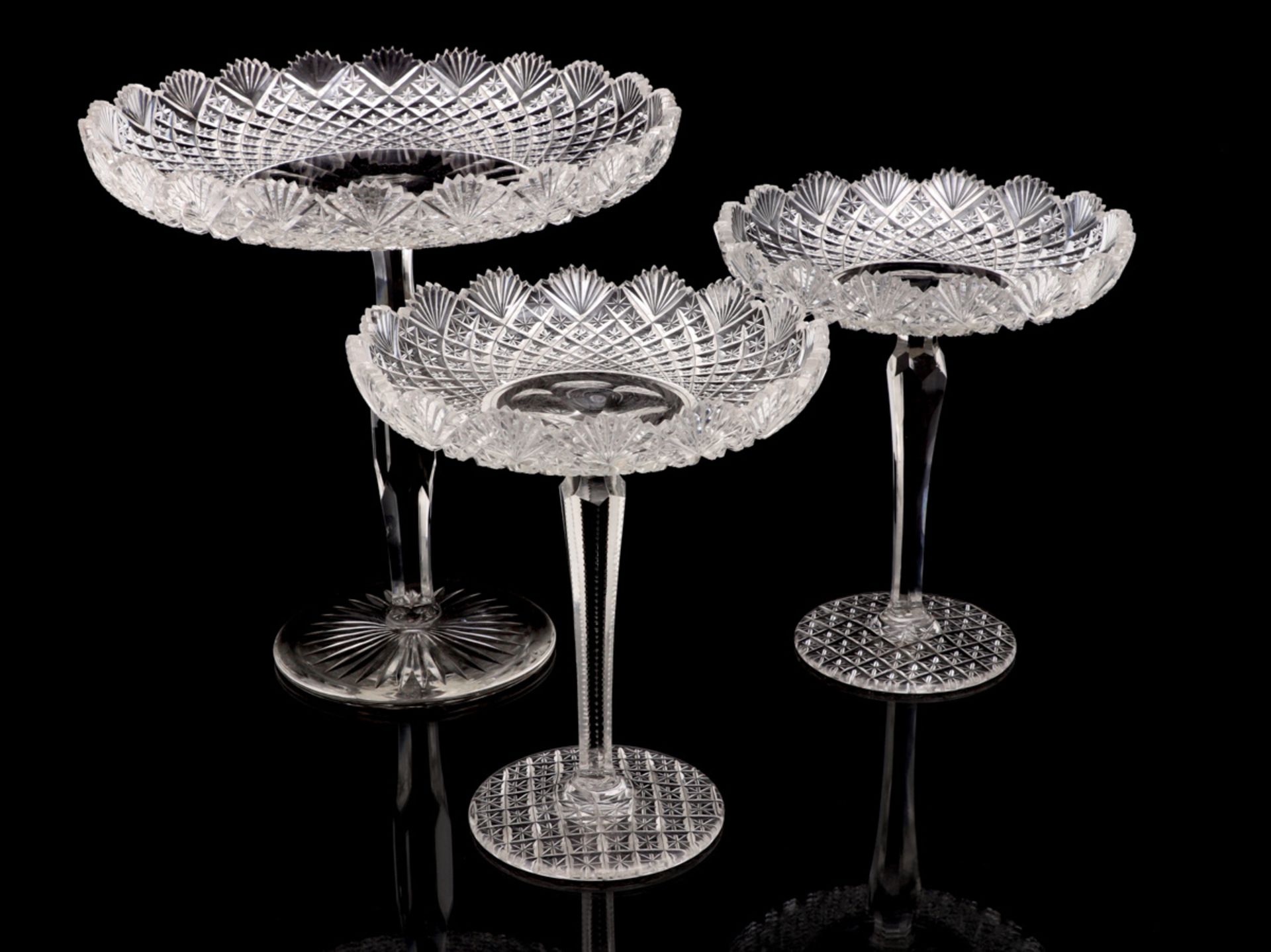 THREE CENTRE PIECES Cut-crystal, possibly Baccarat. Height: 21 cm and 26 cm. Diam.: 18.5 cm and 25.5