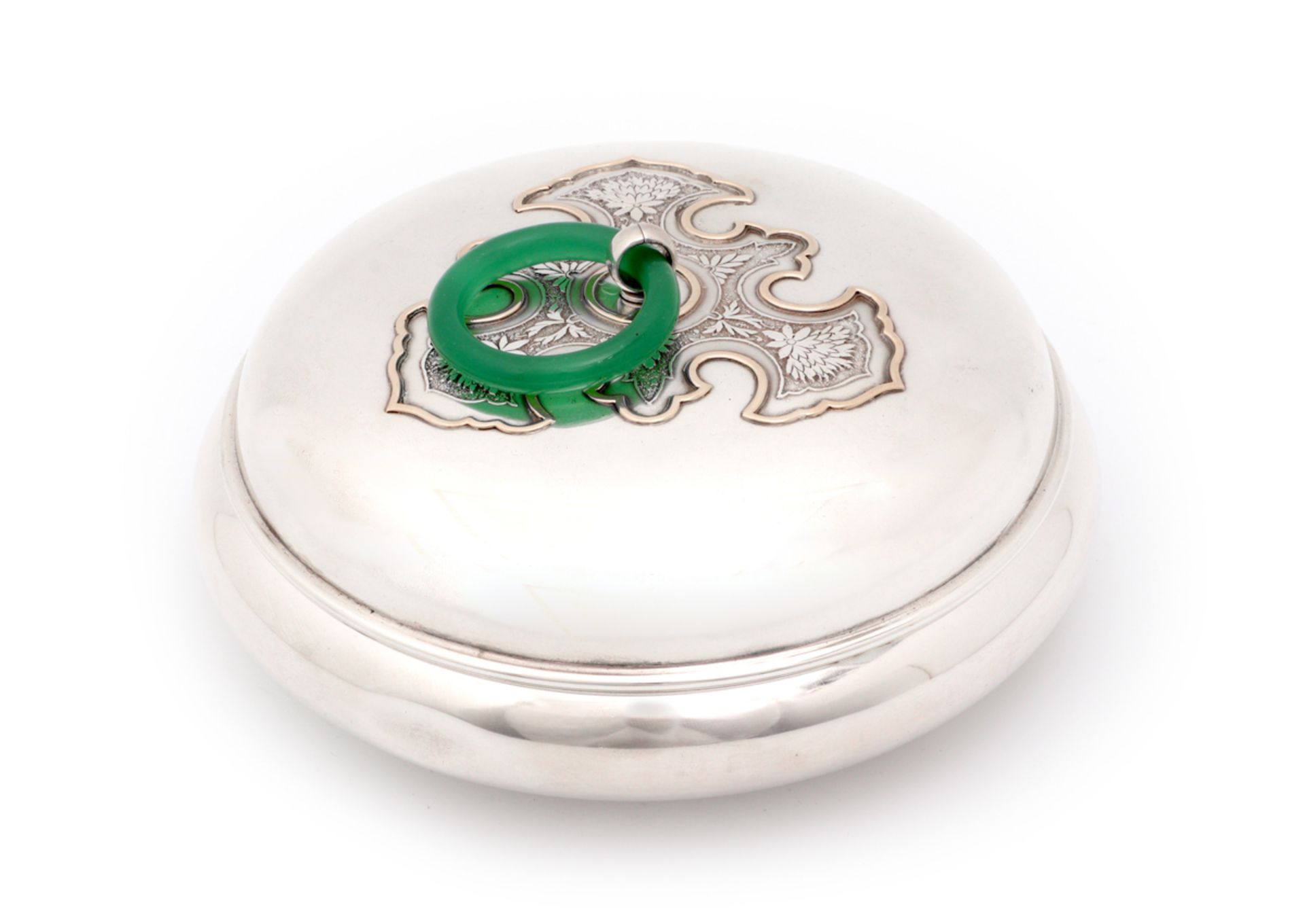 AN ENGLISH SILVER BOX Silver, cover with engraved Oriental motifs and green agate handle, mid 20th