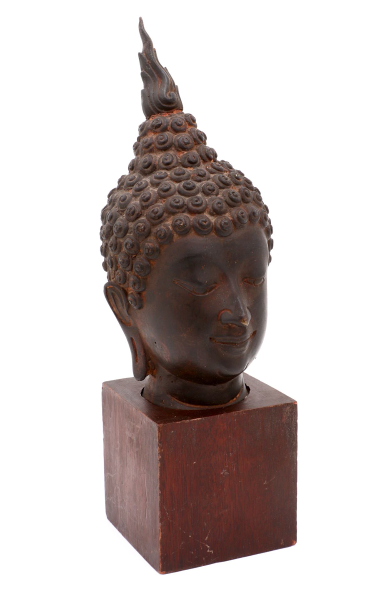 A THAI BUDDHA HEAD Bronze with patinas or metal. Thailand, 20th Century. Wood stand. Total height: