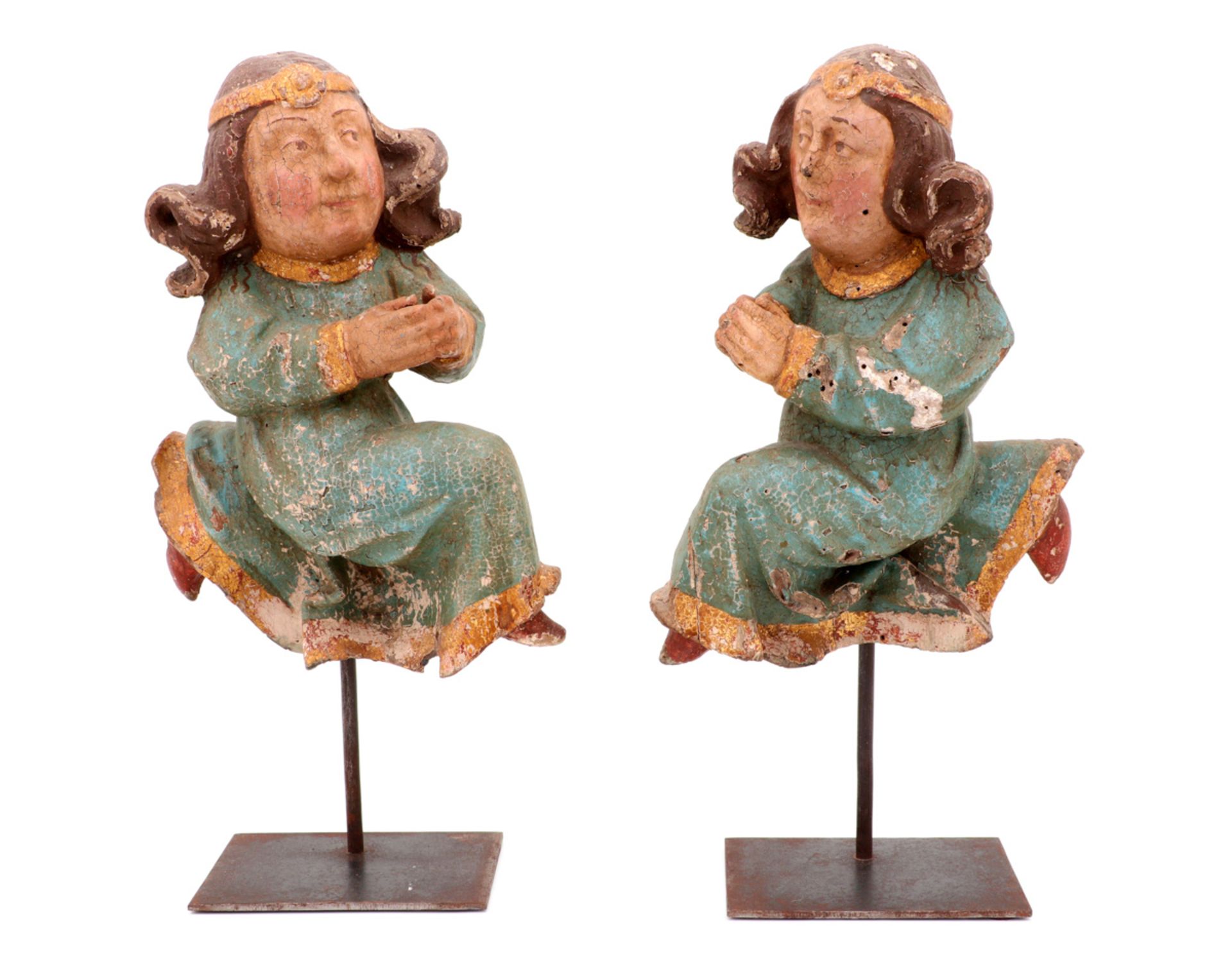 A PAIR OF 16TH CENTURY ANGELS A pair of wood sculptures, polychrome and gilt decoration. Europe,