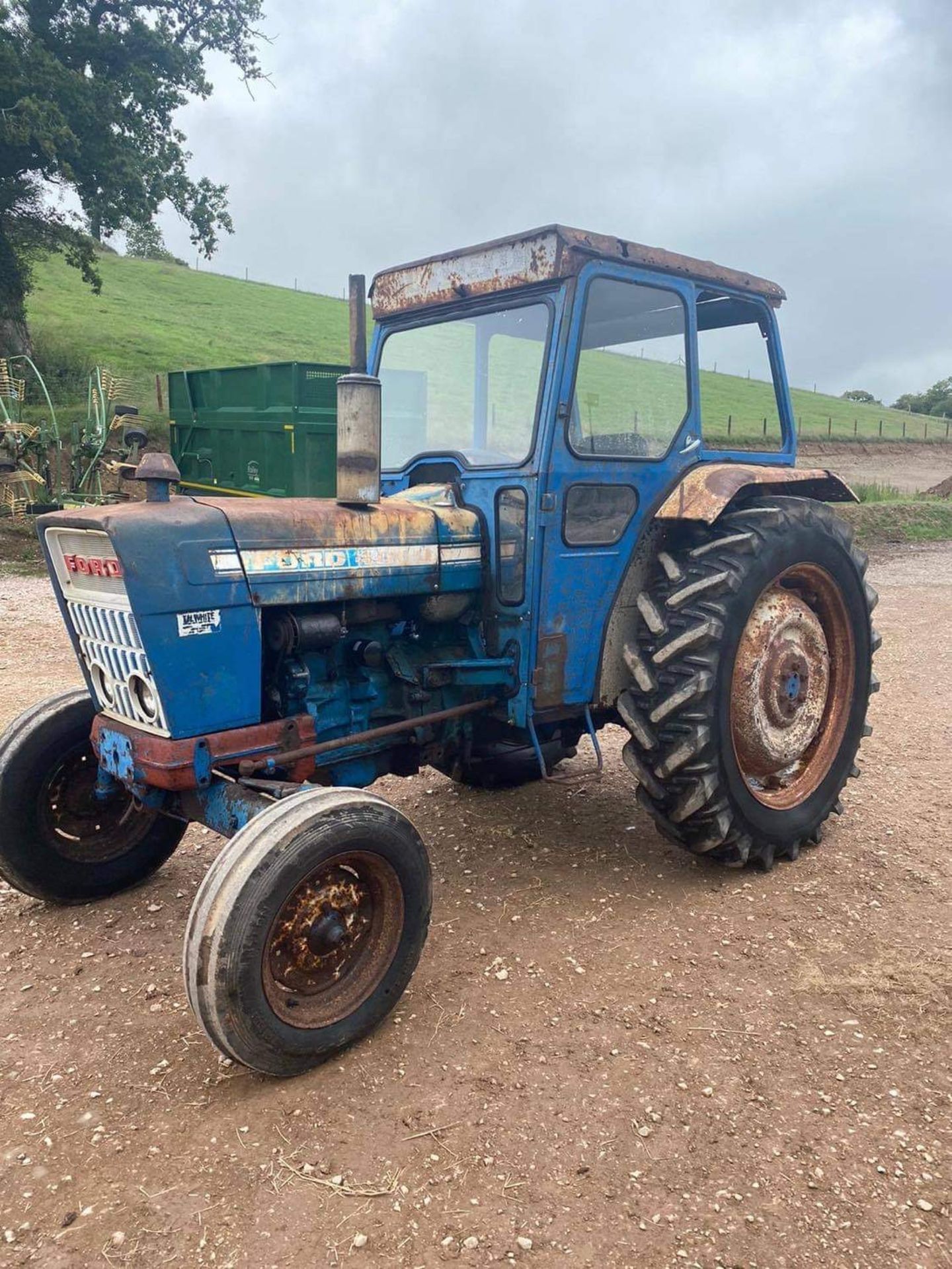 FORD 4000 TRACTOR - Image 2 of 5