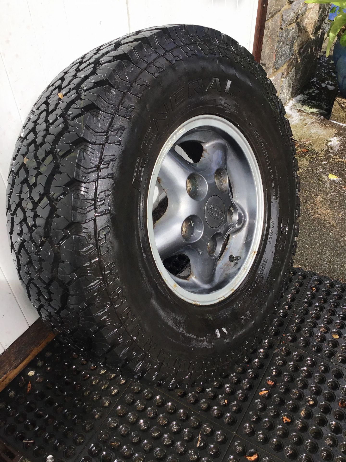 5 LANDROVER 285 TYRES