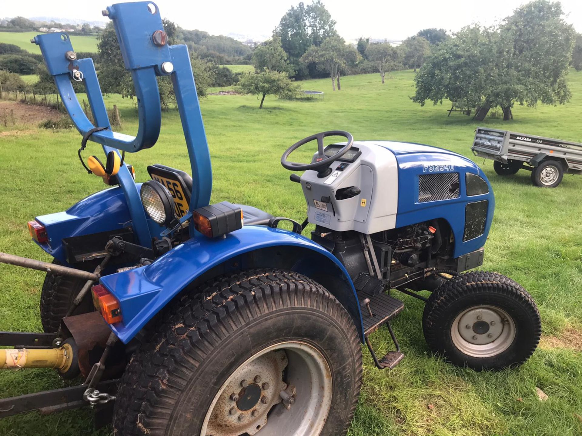 MOHINDRA FS254 II 4WD TRACTOR - Image 2 of 9