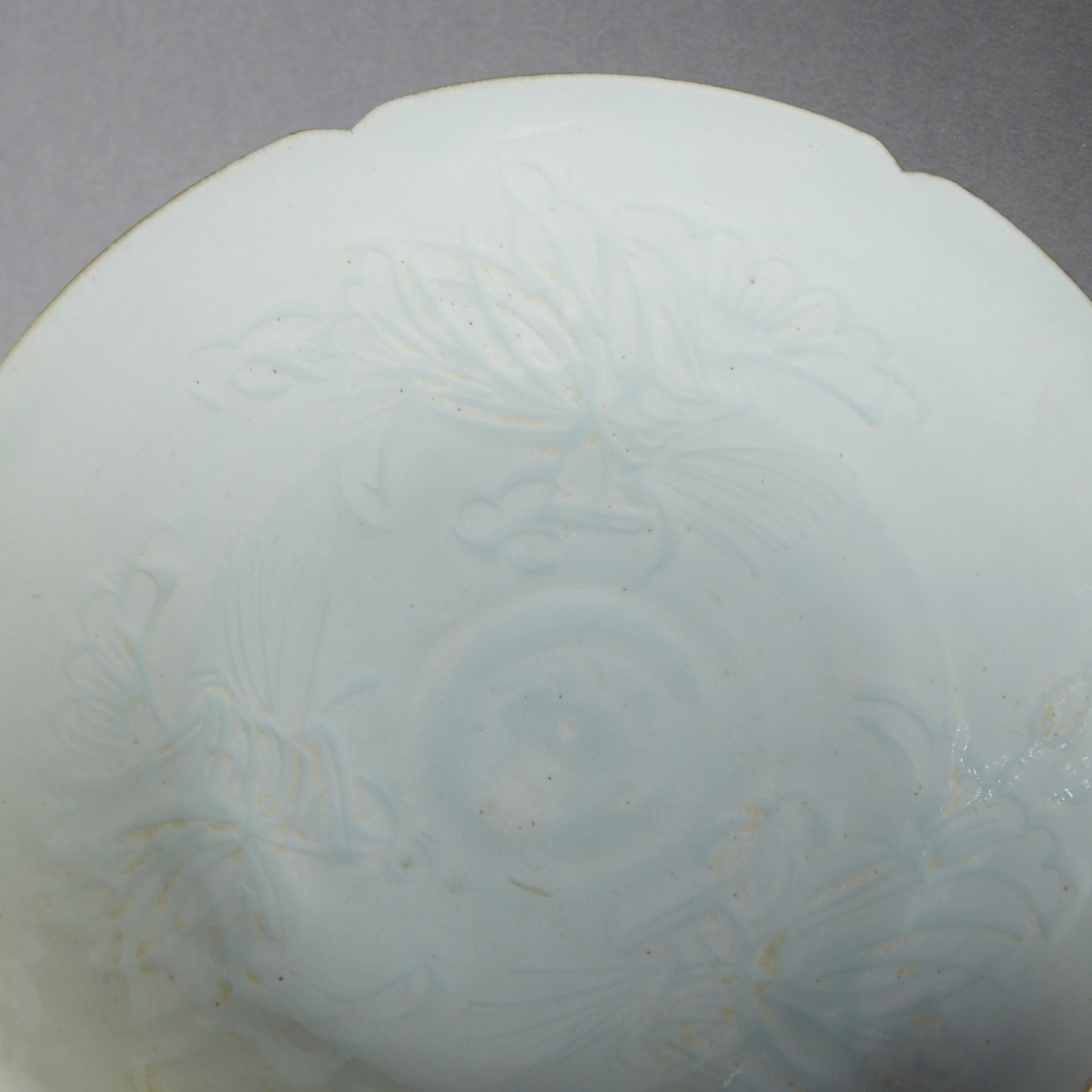 Contemporary Chinese Sung Style Incised Porcelain Dish - Bild 2 aus 4