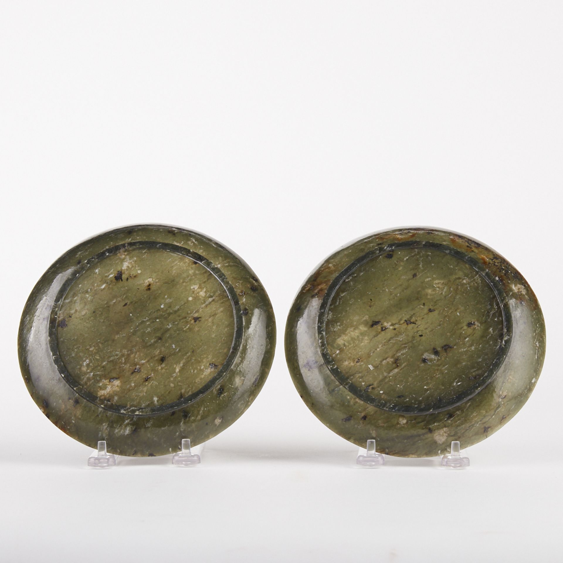 Pair of 19th c. Chinese Spinach Jade Dishes - Bild 4 aus 5