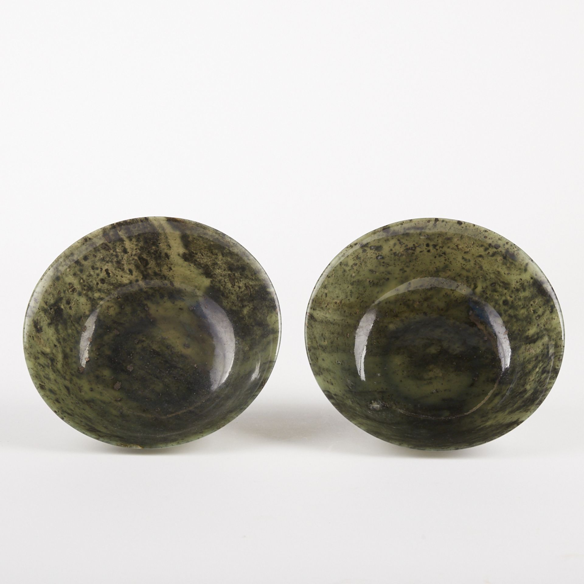 Pair Early 20th c. Chinese Spinach Jade Bowls - Bild 2 aus 6