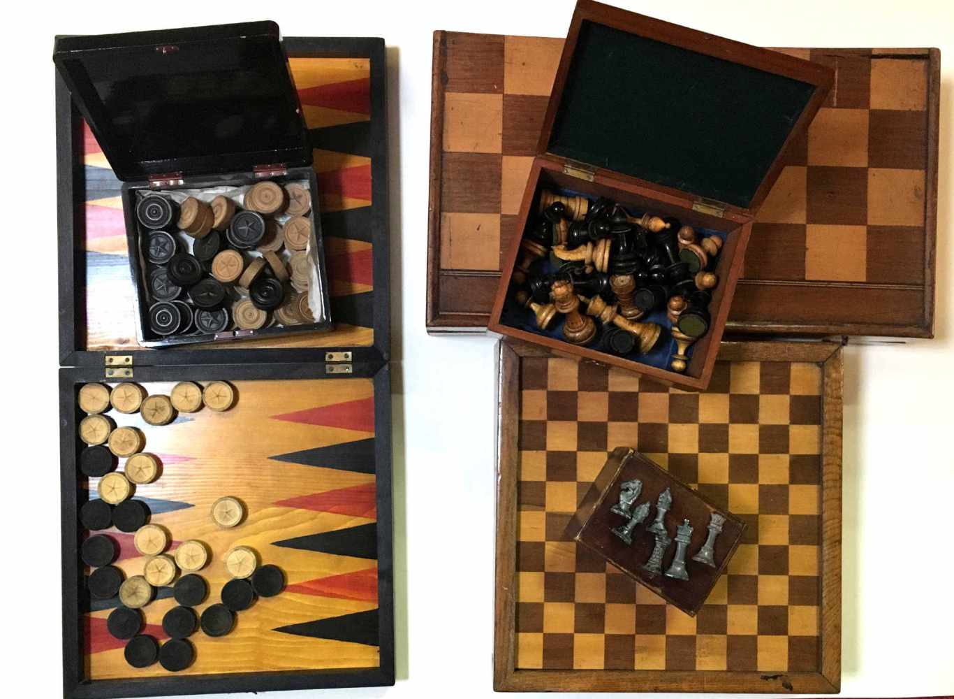 Konvolut Spielbretter und Spielsteine / SchachfigurenKonvolut bestehend aus: 1. Braunes Holzkästchen