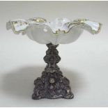 Tazza mit SilberfußUm 1850/70. Tazza mit gefülltem Silberfuß und darüber montierter, gemuldeter