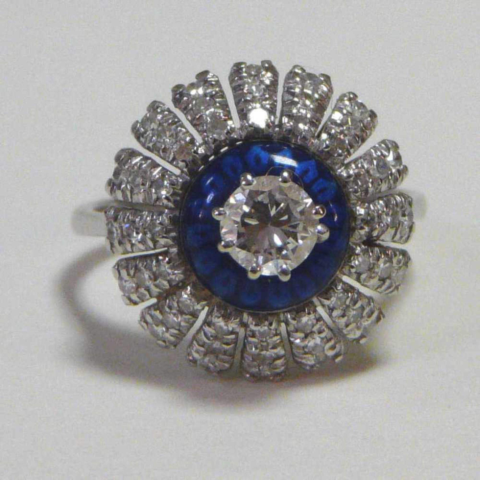 Ring mit Brillanten und blauem Email750er Weißgoldschiene, attraktive Rosetten-Schauseite, mittig